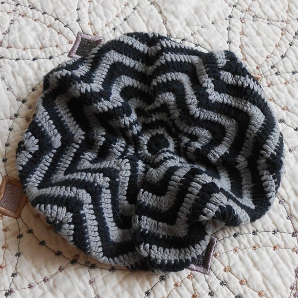 GUC Staring at Stars Wavy Crochet Gray/Black Hat - Picture 1 of 4